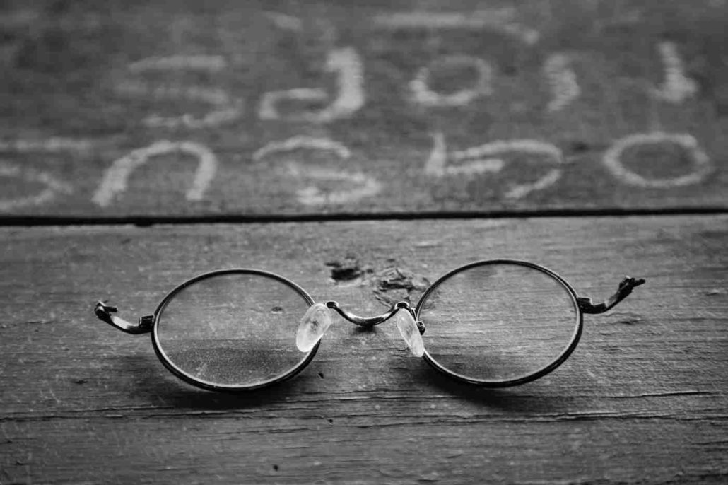 Privathaftpflichtversicherung Brille kaputt auf Tisch